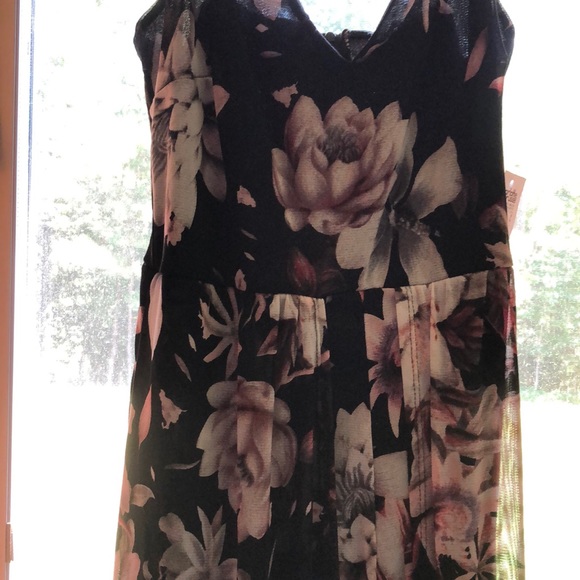 Floral Romper with Sheer Floral Train - Picture 3 of 7